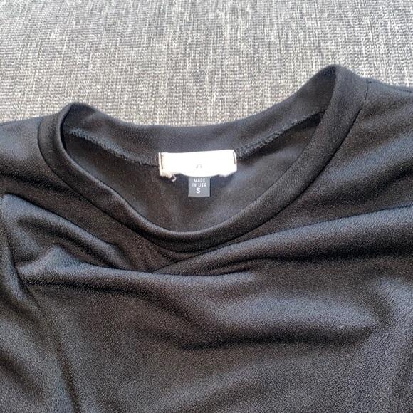 Black wrap top 🖤 - Picture 2 of 5